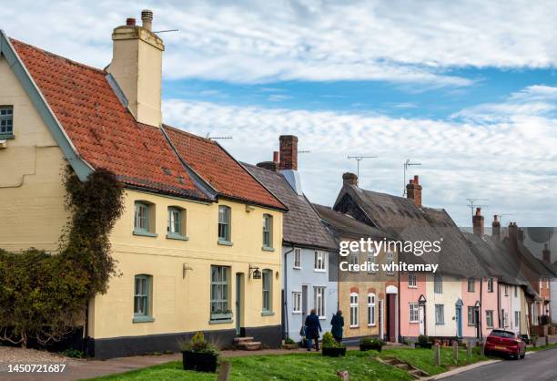 traditional suffolk houses in old street in haughley - rieten dak stockfoto's en -beelden