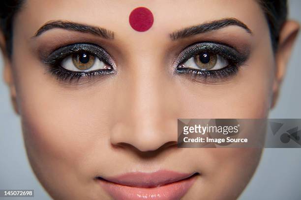 close-up of a beautiful woman with a bindi - bindi fotografías e imágenes de stock