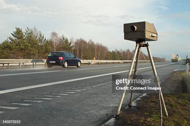 speed limit enforcement on german motorway - flitspaal stockfoto's en -beelden