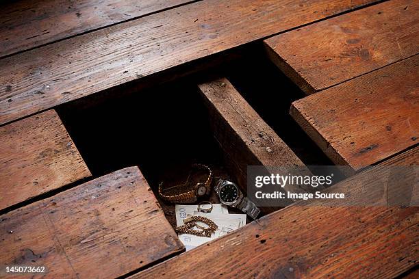 money and jewellery under floorboards - floorboard 個照片及圖片檔