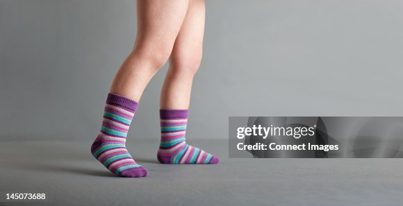 Niño usa calcetines rayado Niño usa calcetines rayado