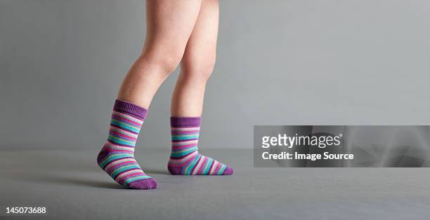 enfant porte des chaussettes rayées - socks photos et images de collection