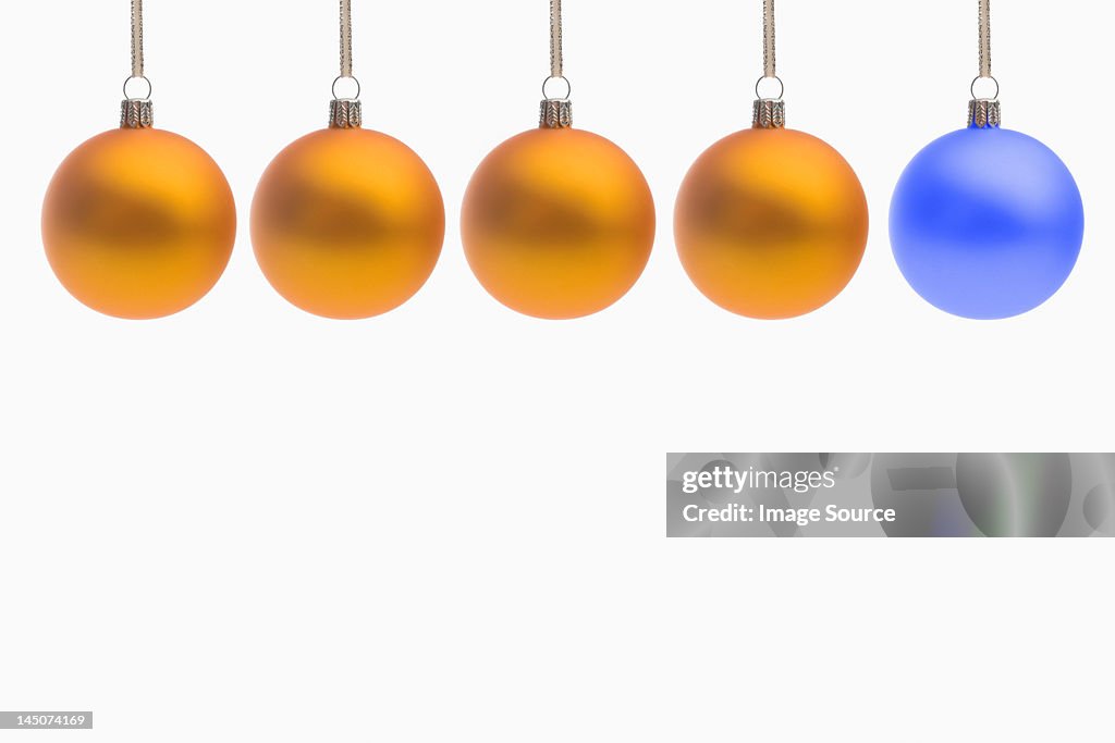 Um azul e amarelo bauble natal quatro bolas para árvore de Natal