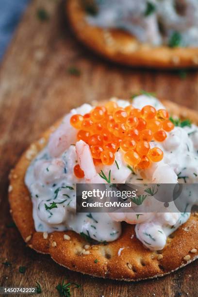 Skagen Toast Skandinavischer Garnelencocktail Mit Fischrogen, Stock-Foto