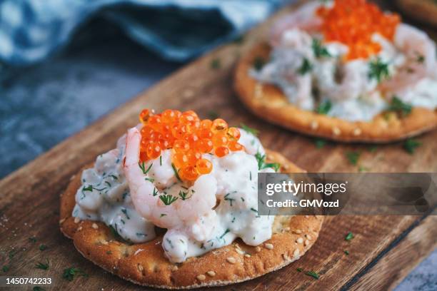 skagen toast scandinavian prawn cocktail with fish roe - jutland stockfoto's en -beelden