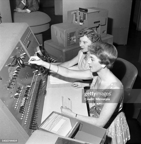 50s Computer Lab 75,949 Woman 50s Computer Stock Photos, High-Res Pictures, and Images ...