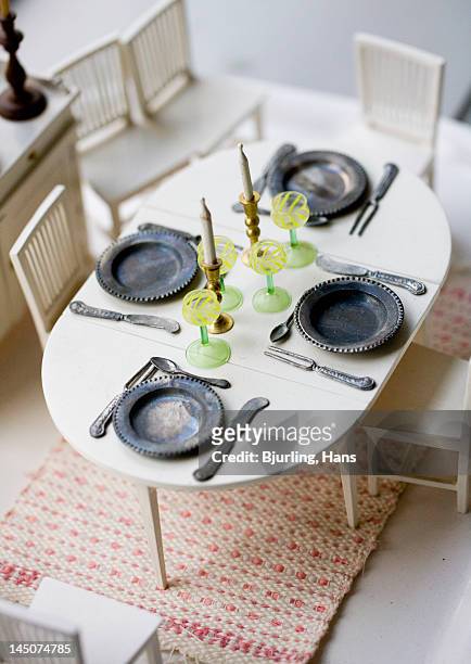 dining table in dollhouse - dollhouse stockfoto's en -beelden