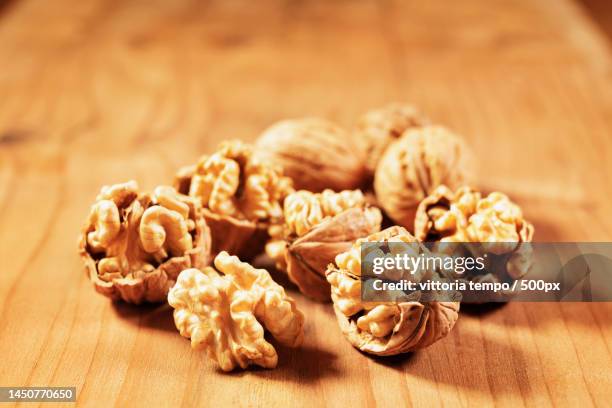 close-up of walnuts on table,rome,italy - cáscara de nuez fotografías e imágenes de stock