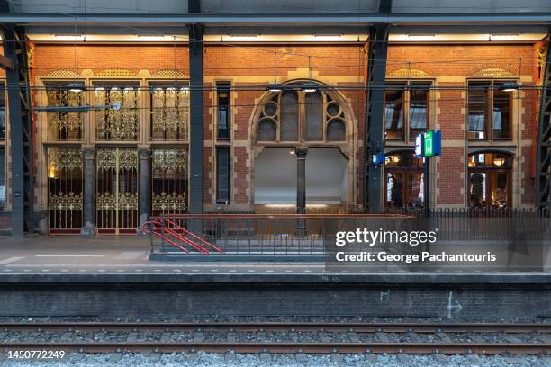 entrance to the railway platforms in amsterdam central railway station - train platform bildbanksfoton och bilder