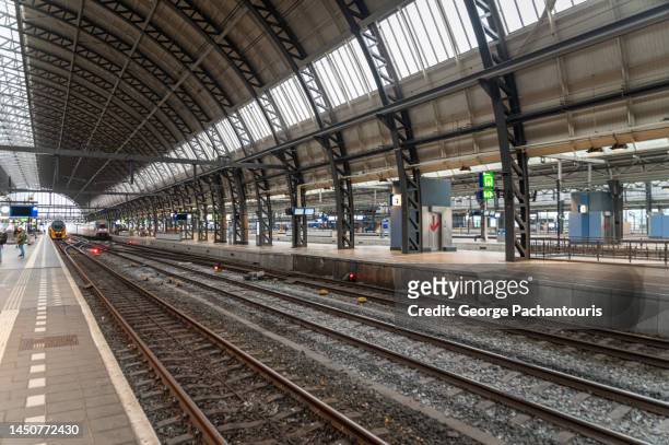 railway platforms at amsterdam central railway station - centraal station stockfoto's en -beelden