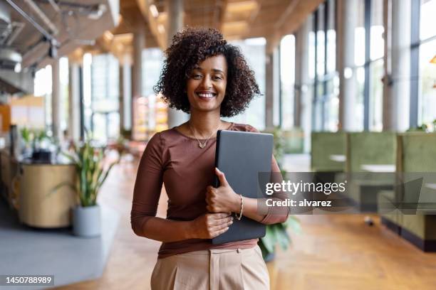 porträt einer glücklichen afrikanischen geschäftsfrau mit digitalem tablet im büro - casual clothing stock-fotos und bilder