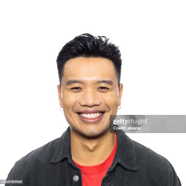 porträt eines lächelnden asiatischen mannes auf weißem hintergrund - vietnamesischer abstammung stock-fotos und bilder