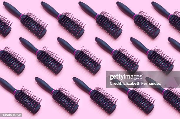 seamless pattern of hairbrush on pink background - hairbrush 個照片及圖片檔