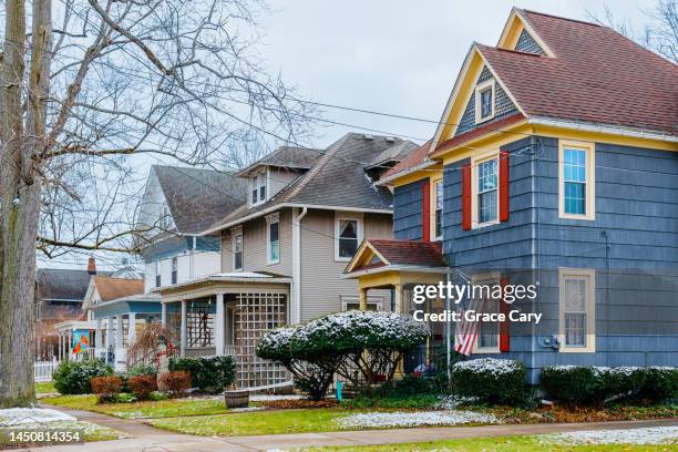 row of single family homes on residential street in western new york during early winter - stéréotype de la classe moyenne photos et images de collection