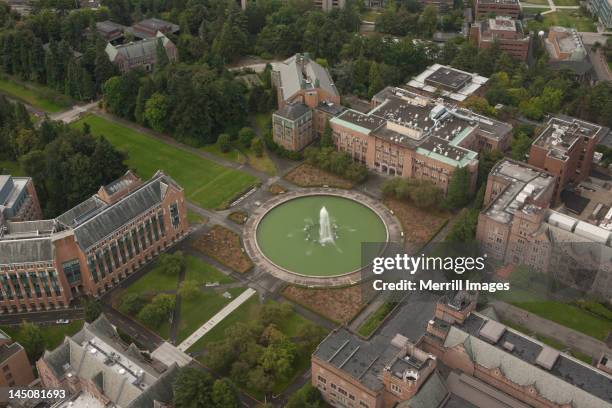 university of washington in seattle, from above - university of washington photos et images de collection