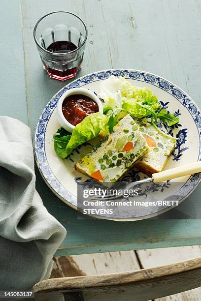 plate of quiche with jam and lettuce - pate stock-fotos und bilder