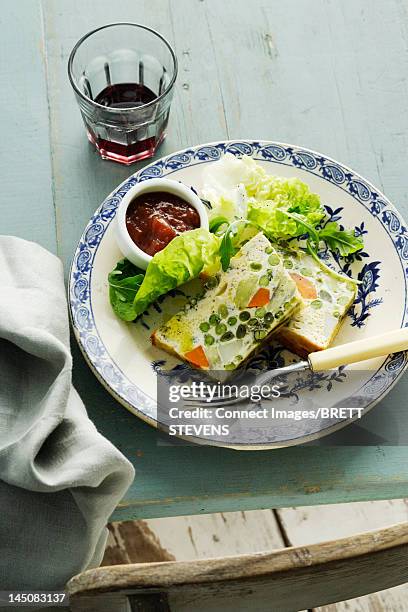 plate of quiche with jam and lettuce - terrine photos et images de collection