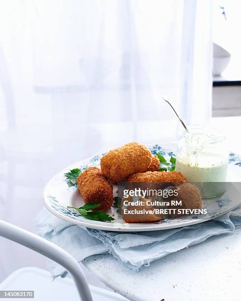 plate of fried salmon with yogurt - kroket stockfoto's en -beelden