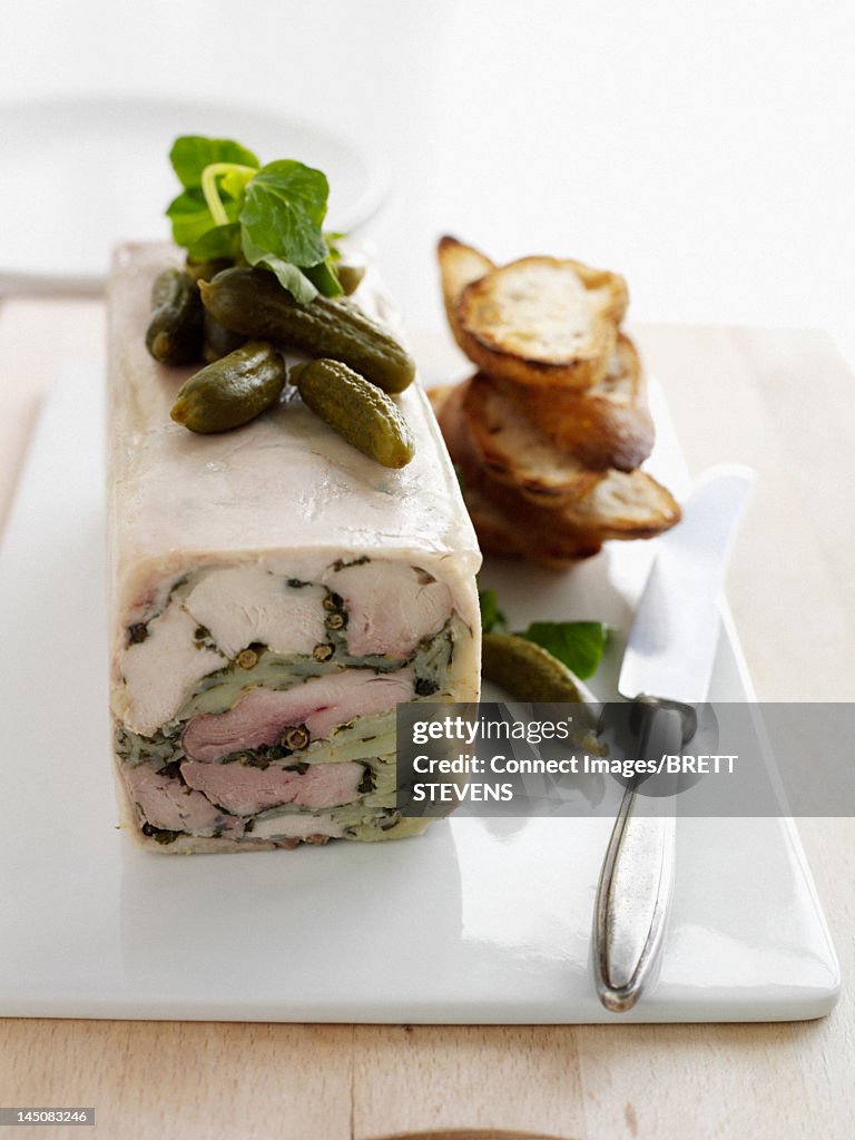 Meat pie with bread and pickles