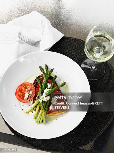 plate of bread, tomato and asparagus - ricota - fotografias e filmes do acervo