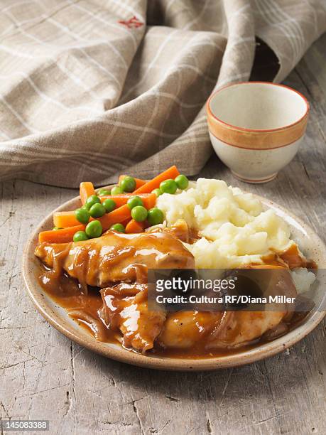 plate of chicken, gravy and vegetables - gravy stock pictures, royalty-free photos & images