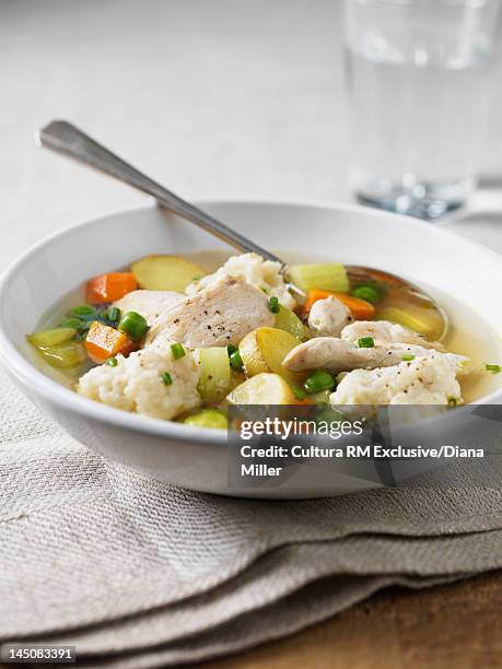 bowl of chicken vegetable soup - soup vegtables stockfoto's en -beelden