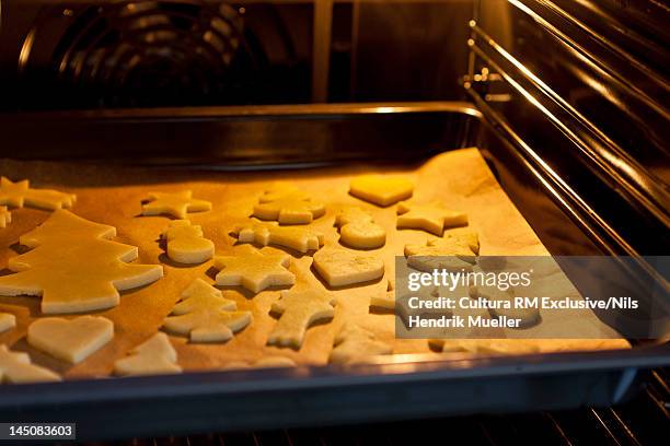 christmas cookies baking in oven - kaka med socker bildbanksfoton och bilder
