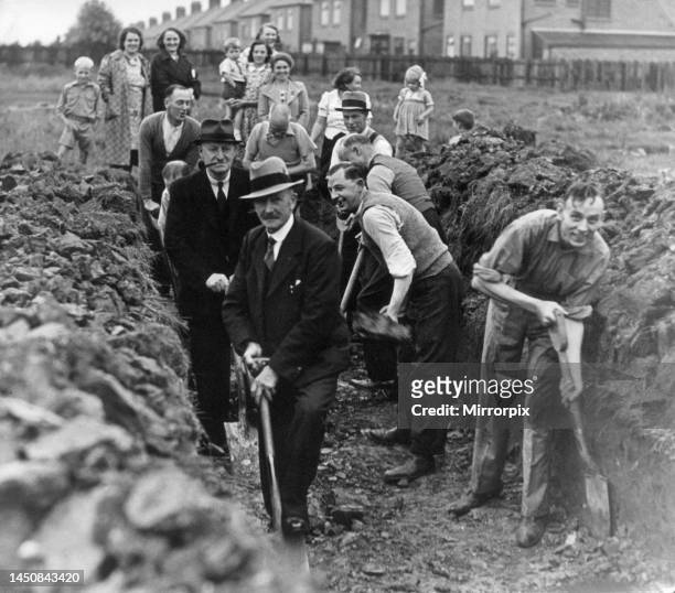 Residents of Links Avenue, Monkseaton, decided to construct their own communal air raid shelter shortly before the start of the Second World War....