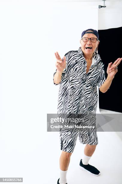 vibrant seniors who enjoy dancing - peace sign gesture stock-fotos und bilder