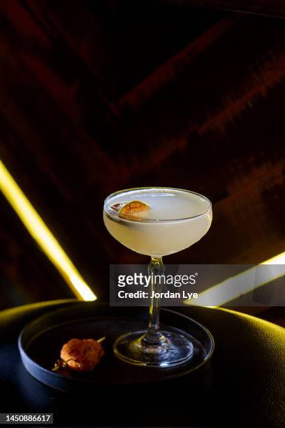 alcoholic cocktail in speakeasy style coupe glass - speakeasy - fotografias e filmes do acervo
