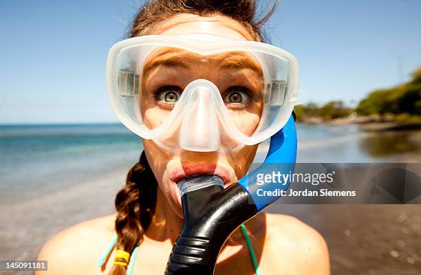 a female snorkling in hawaii. - funny mask stockfoto's en -beelden