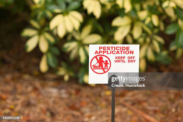 pesticide anwendung ein warnsignal auf dem lagerplatz - insecticide stock-fotos und bilder