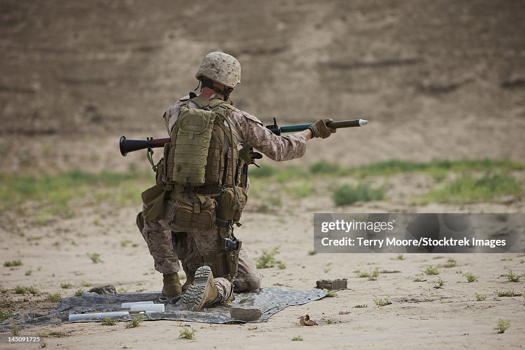 Rpg 7 Fragmentation Rockets Us Marine Prepares A Fragmentation Round For The Rpg7 High-Res Stock ...