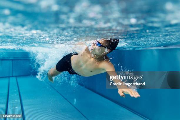 teenage boy swimming crawl in pool - swimming imagens e fotografias de stock