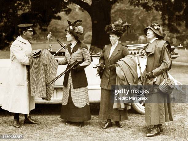 Edwardian society ladies as mannequinns at the Fair of British Fashion held at the Royal Botannical Gardens. A motor car load of ladies dressed for...