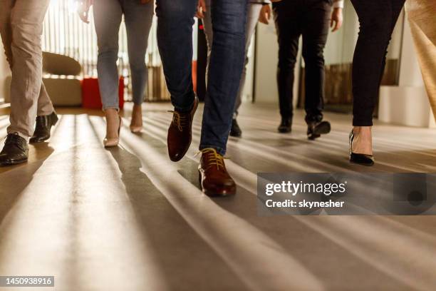 nicht wiederzuerkennen geschäftsleute, die in einer lobby spazieren gehen. - eleganter schuh stock-fotos und bilder