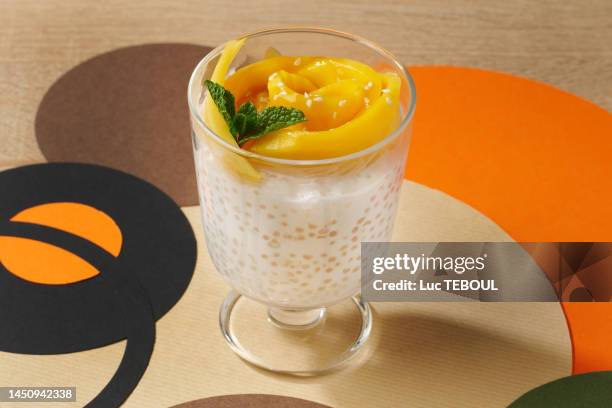 tapioca pearls coconut milk - kokosmelk stockfoto's en -beelden