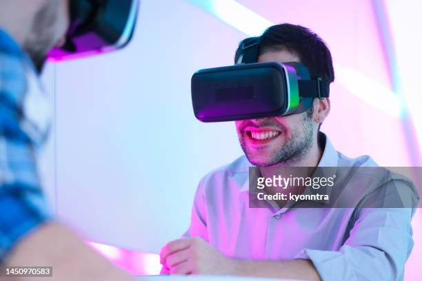 les gens aiment un jeu de réalité virtuelle - casques réalité virtuelle photos et images de collection
