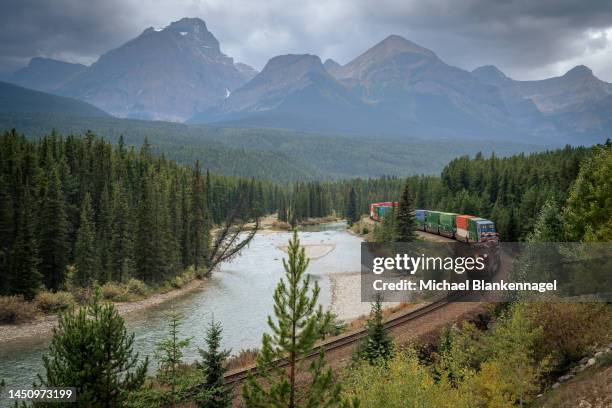 morant's curve - kanadische rocky mountains - icefields-parkway stockfoto's en -beelden