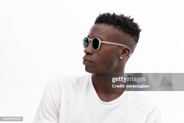 hombre afroamericano con camiseta blanca con gafas de sol sobre fondo blanco. - objeto masculino fotografías e imágenes de stock