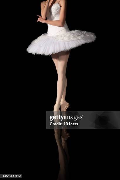 artista de balé clássico posando em um fundo preto - legs black stockings - fotografias e filmes do acervo