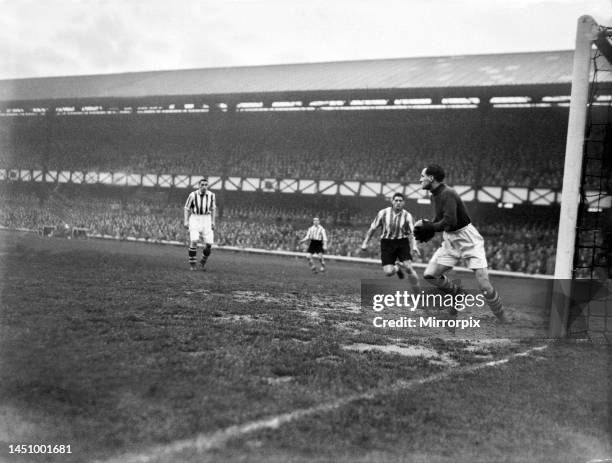 English League Division One match at Roker Park. Sunderland 3 West Bromwich Albion 3. Bingham of Sunderland and Millard of West Brom tussle for ball....