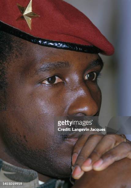 Portrait de Thomas Sankara, président de Burkina Faso à une conférence de presse internationale sur l’arbre et la forêt à l’hôtel Crillon à Paris.