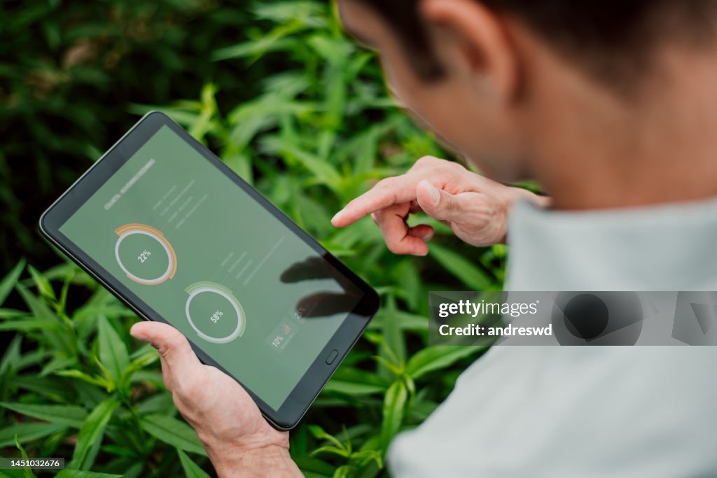 Homem do campo usando tablet digital