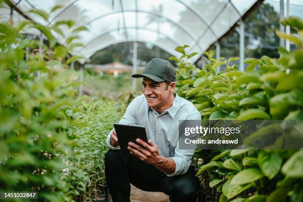 hombre de campo usando tableta digital - farmer fotografías e imágenes de stock