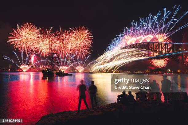 sydney fireworks - sydney new years eve stock-fotos und bilder