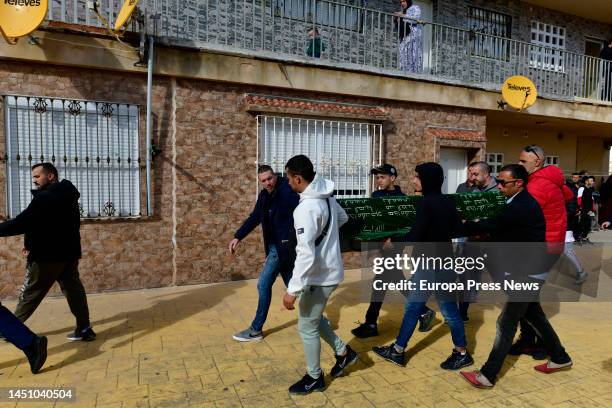The coffin with the remains of the eight-year-old boy found dead arrives at his home in the Loma Colmenar neighborhood, on 21 December, 2022 in...