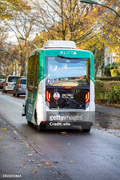 fahrerloses transportsystem - on-demand-shuttle easy in frankfurt - safe driving stock-fotos und bilder
