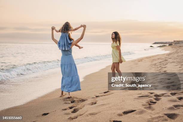 mamma e figlie al mare - young teen girl beach foto e immagini stock