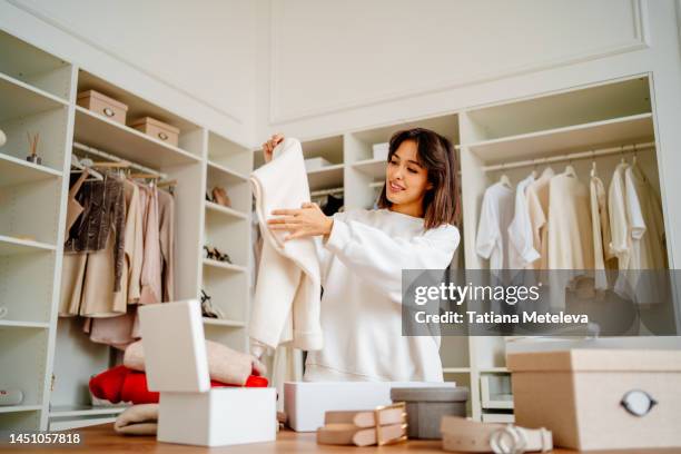 https://media.gettyimages.com/id/1451057818/photo/female-unpacking-clothes-after-moving-new-apartment-with-big-walk-in-wardrobe-in-the-closet.jpg?s=612x612&w=gi&k=20&c=SG5oivew2YboN6Ccmpqz2xDMqFa7IcViLLyxodw__fE=